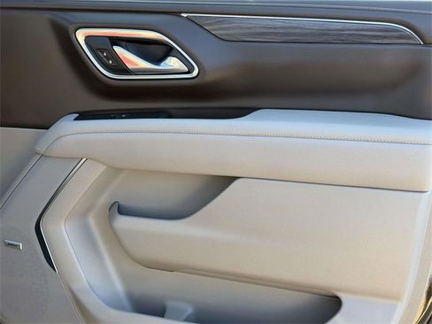 Used 2024 GMC Yukon SLT w/ SLT Luxury Package image 6