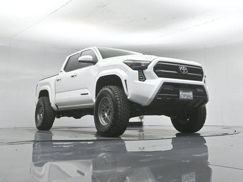Used 2025 Toyota Tacoma SR5 AWD/4WD image 47