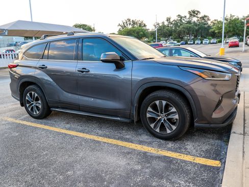 Used 2021 Toyota Highlander XLE FWD image 18
