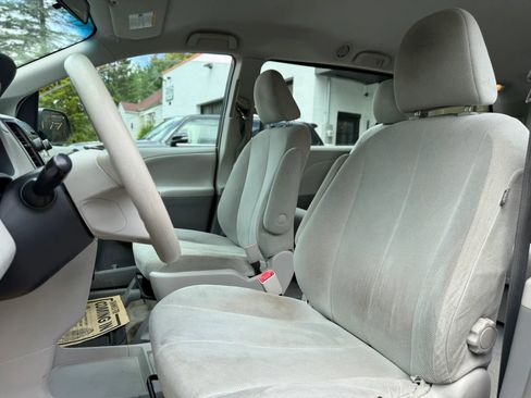 Used 2013 Toyota Sienna L FWD image 22