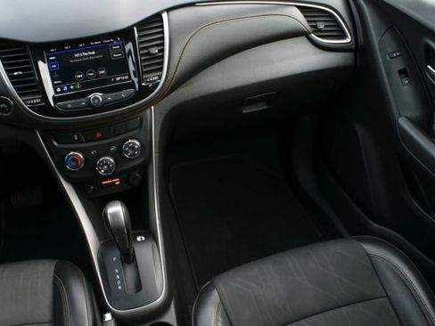 Used 2020 Chevrolet Trax LT w/ LT Convenience Package image 25