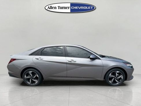 Used 2023 Hyundai Elantra SEL w/ Convenience Package FWD image 3