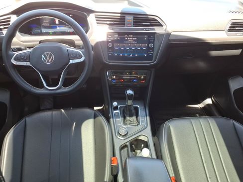Used 2022 Volkswagen Tiguan SE w/ Panoramic Sunroof Package AWD/4WD image 11