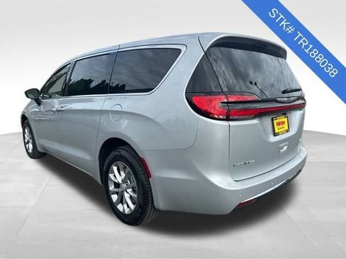 New 2026 Chrysler Pacifica Select image 5