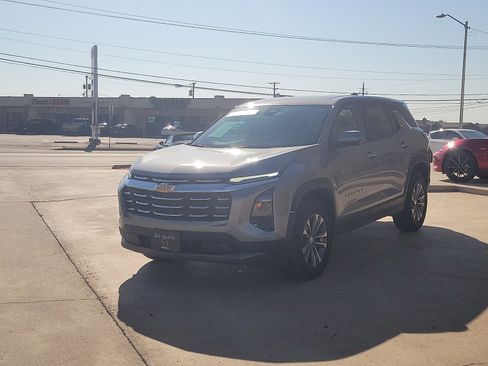 Used 2025 Chevrolet Equinox LT AWD/4WD image 2