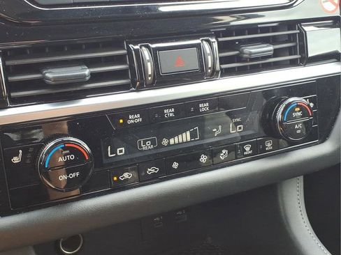 Used 2025 Nissan Pathfinder SV image 9