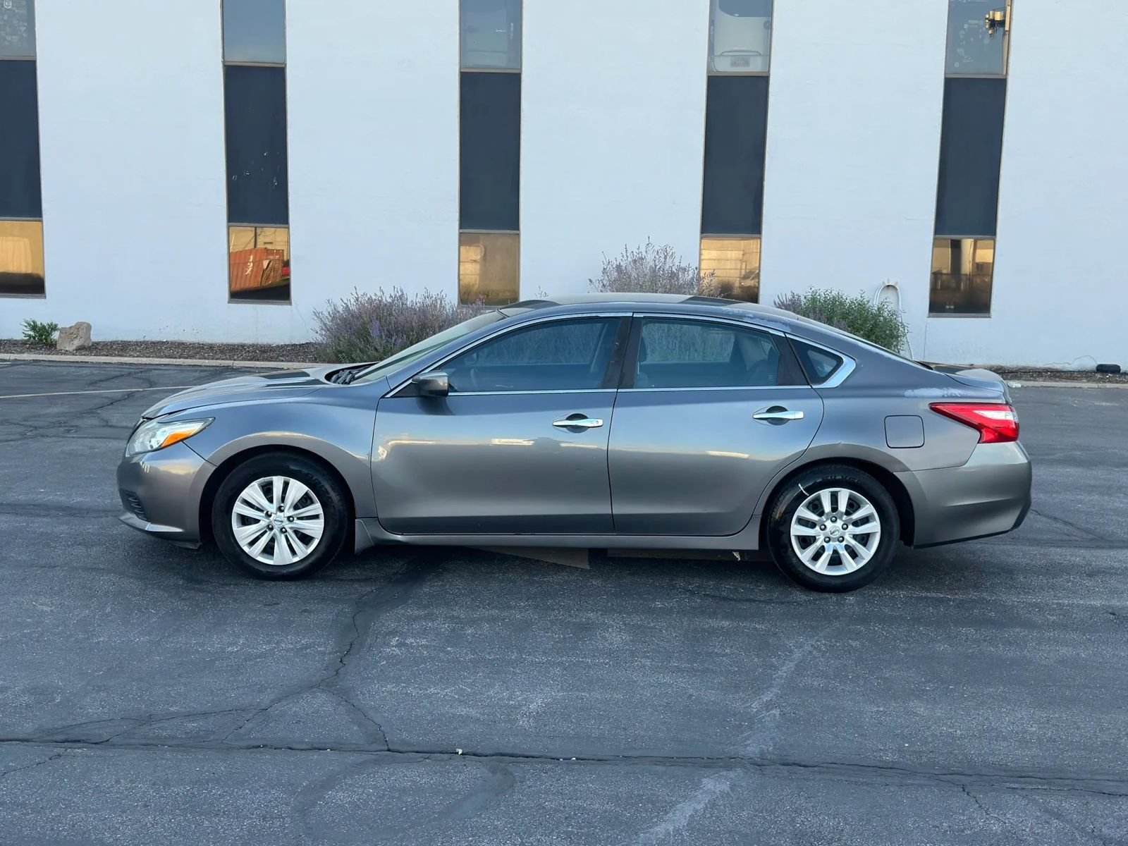 Used 2016 Nissan Altima 2.5 S w/ Power Driver Seat Package FWD image 2