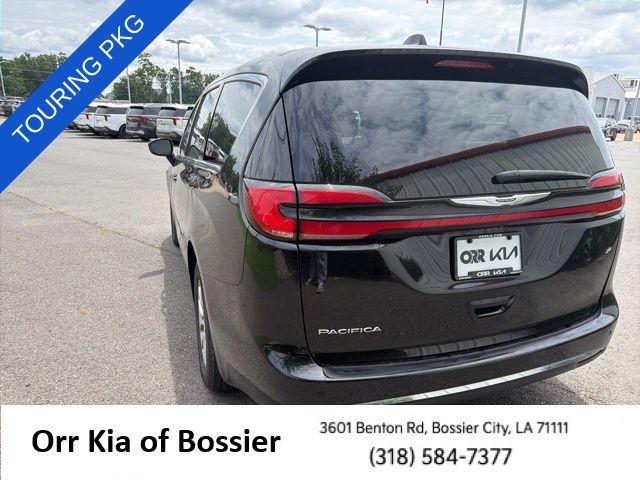 Used 2024 Chrysler Pacifica Touring-L FWD image 11