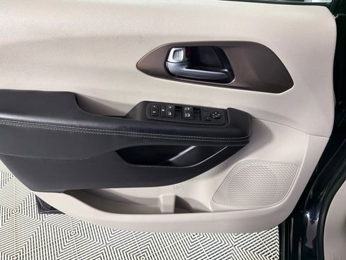 Used 2022 Chrysler Voyager LX FWD image 11