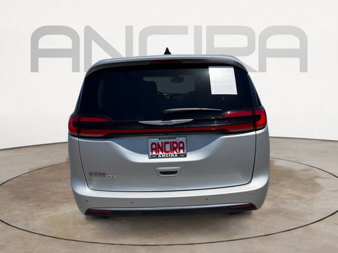 Used 2024 Chrysler Pacifica Touring-L FWD image 9