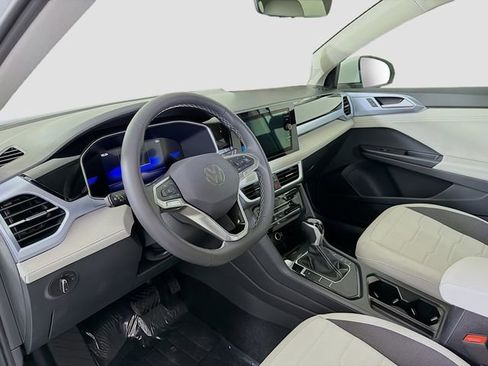 New 2026 Volkswagen Taos SE image 9
