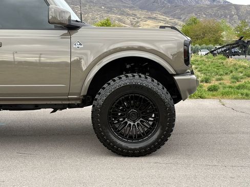 Used 2025 Ford Bronco Outer Banks AWD/4WD image 3