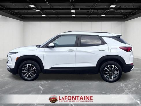 Used 2025 Chevrolet TrailBlazer LT image 2