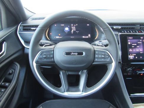 Used 2025 Jeep Grand Cherokee Altitude image 34