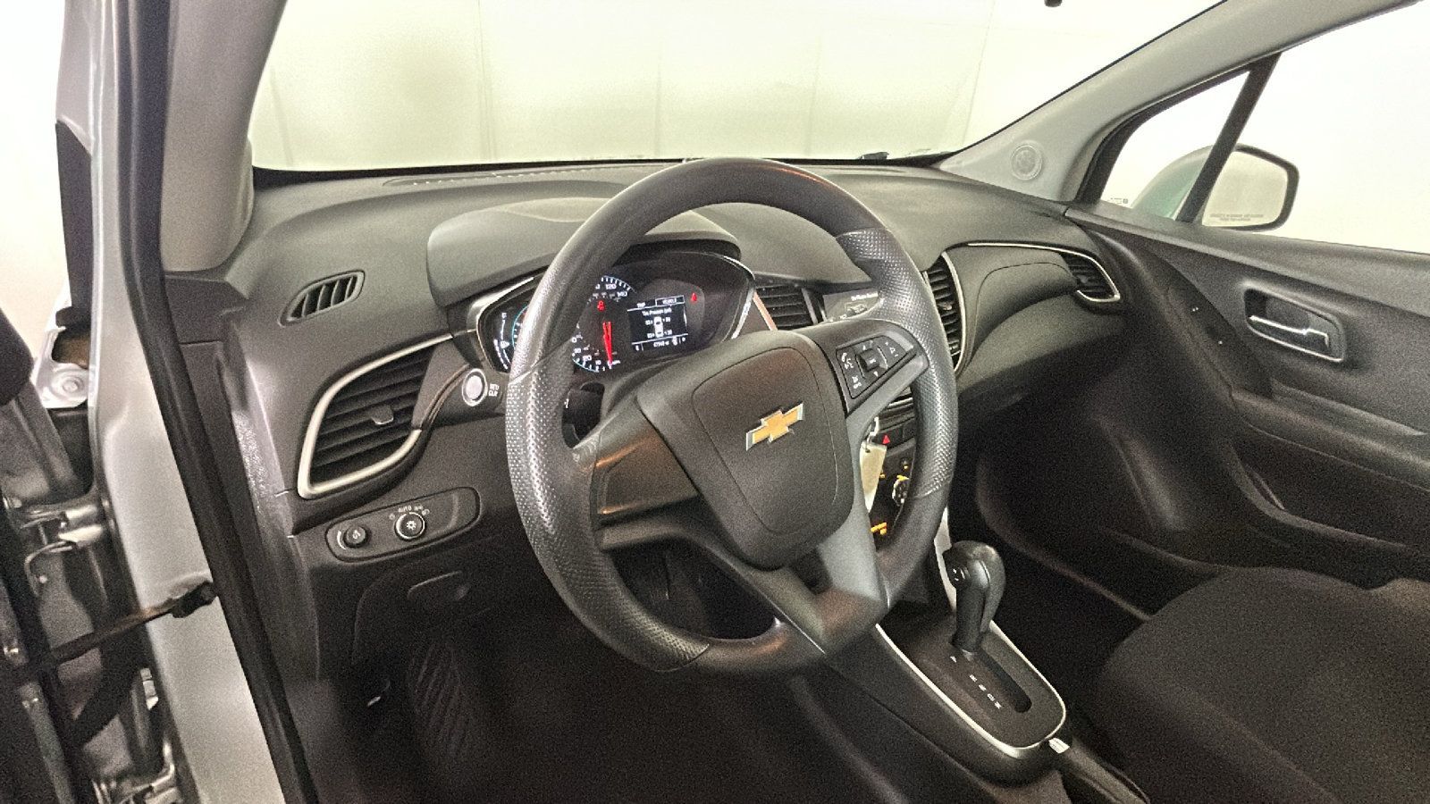 Used 2018 Chevrolet Trax LS FWD image 15