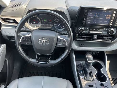 Used 2021 Toyota Highlander XLE AWD/4WD image 19