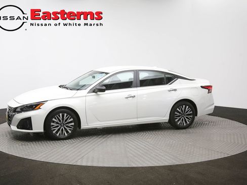 Used 2025 Nissan Altima 2.5 SV FWD image 48