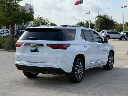 Used 2022 Chevrolet Traverse Premier FWD image 2
