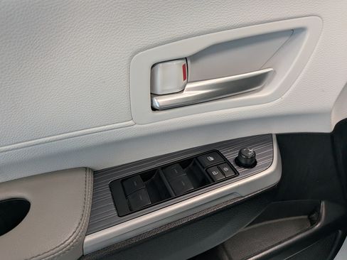 Certified 2025 Toyota Sienna XLE FWD image 14