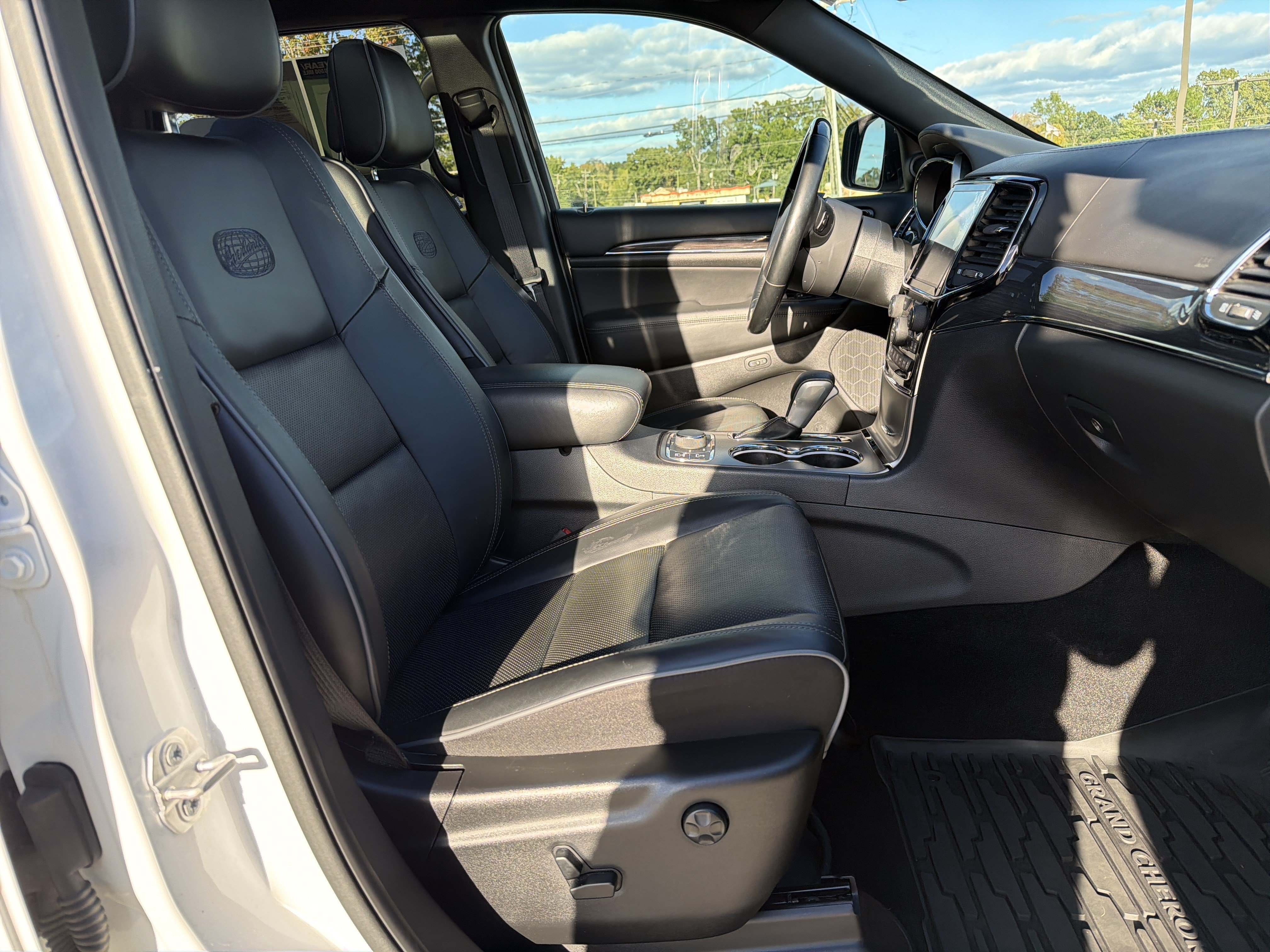Used 2020 Jeep Grand Cherokee Overland AWD/4WD image 33