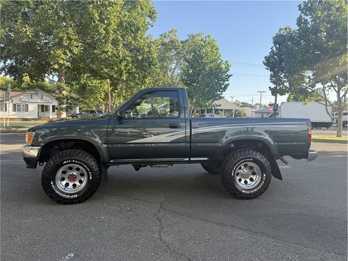 Used 1993 Toyota Pickup Deluxe AWD/4WD image 3