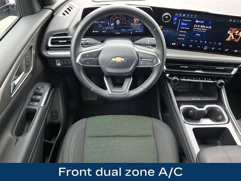 Used 2025 Chevrolet Traverse LT AWD/4WD image 3