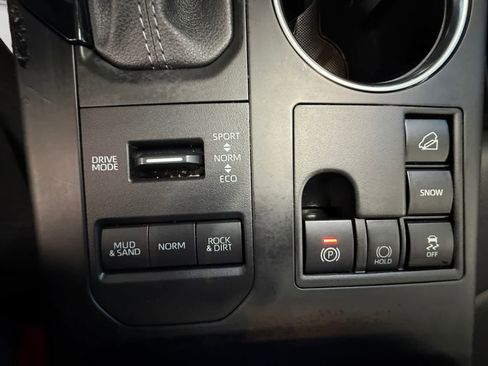 Used 2023 Toyota Highlander XLE AWD/4WD image 19