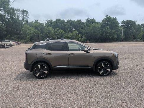 Used 2025 Nissan Kicks SR w/ SR Premium Package FWD image 7