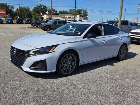 Used 2024 Nissan Altima 2.0 SR FWD image 3
