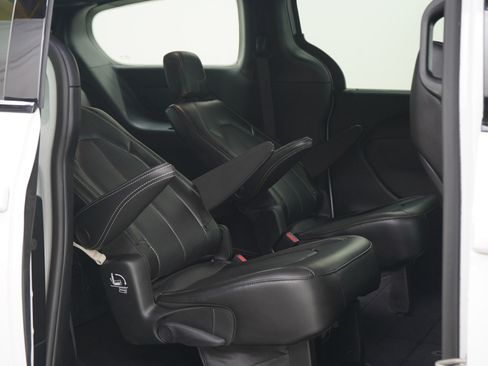 Used 2023 Chrysler Pacifica Touring-L w/ S Appearance Package image 14