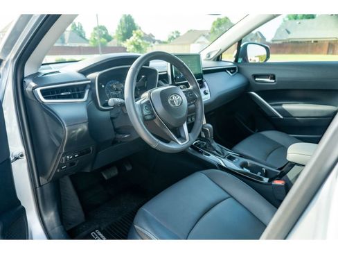 Used 2024 Toyota Corolla Cross XLE w/ Convenience Package FWD image 10