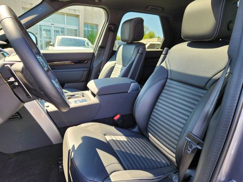 Used 2025 Land Rover Discovery S image 10