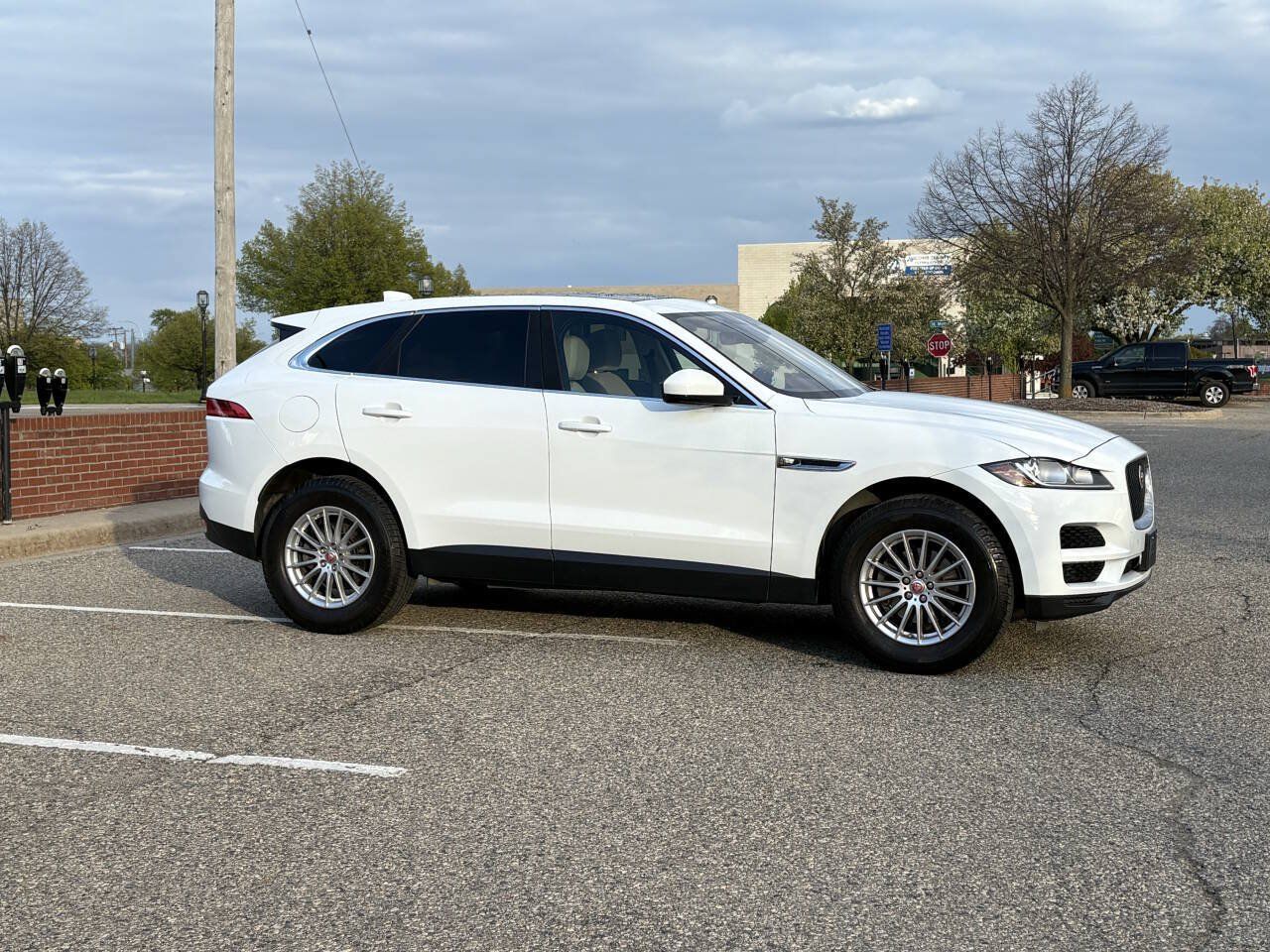 Used 2019 Jaguar F-PACE AWD/4WD image 9