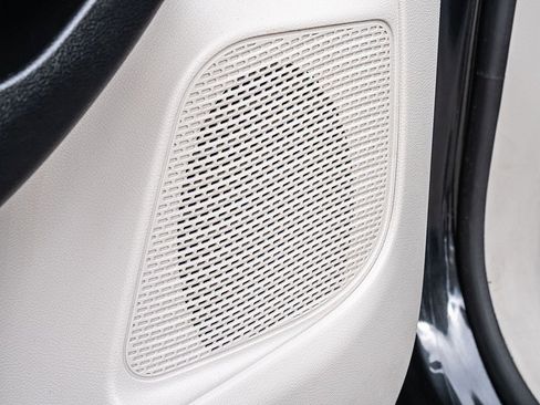 Used 2019 Chrysler Pacifica Limited image 34