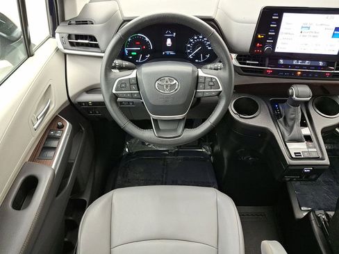 Used 2022 Toyota Sienna XLE image 27