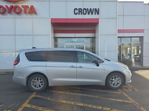 Used 2024 Chrysler Pacifica Touring-L image 2