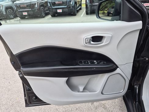 Used 2018 Jeep Compass Latitude FWD image 19