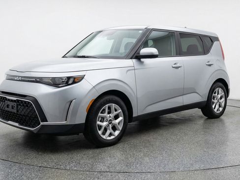 Used 2025 Kia Soul LX w/ LX Technology Package image 3