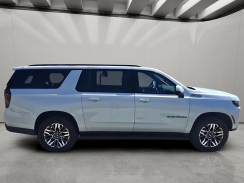 Used 2025 Chevrolet Suburban Z71 AWD/4WD image 11