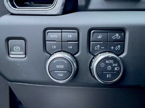 Used 2024 GMC Sierra 1500 AT4 w/ Technology Package AWD/4WD image 18