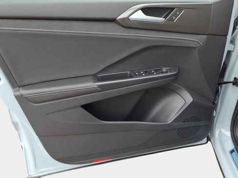 Certified 2025 Volkswagen Taos SE image 21