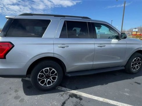 Used 2022 Ford Expedition XLT image 2