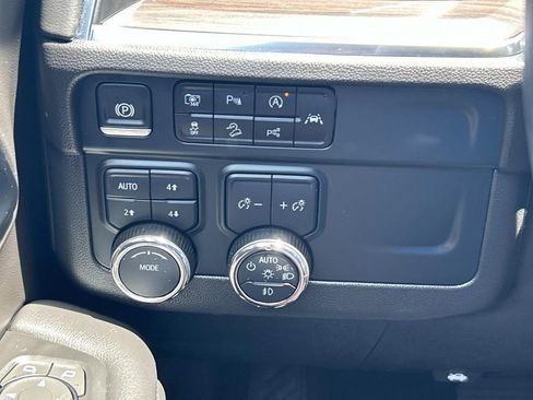 Used 2025 Chevrolet Suburban Z71 AWD/4WD image 34