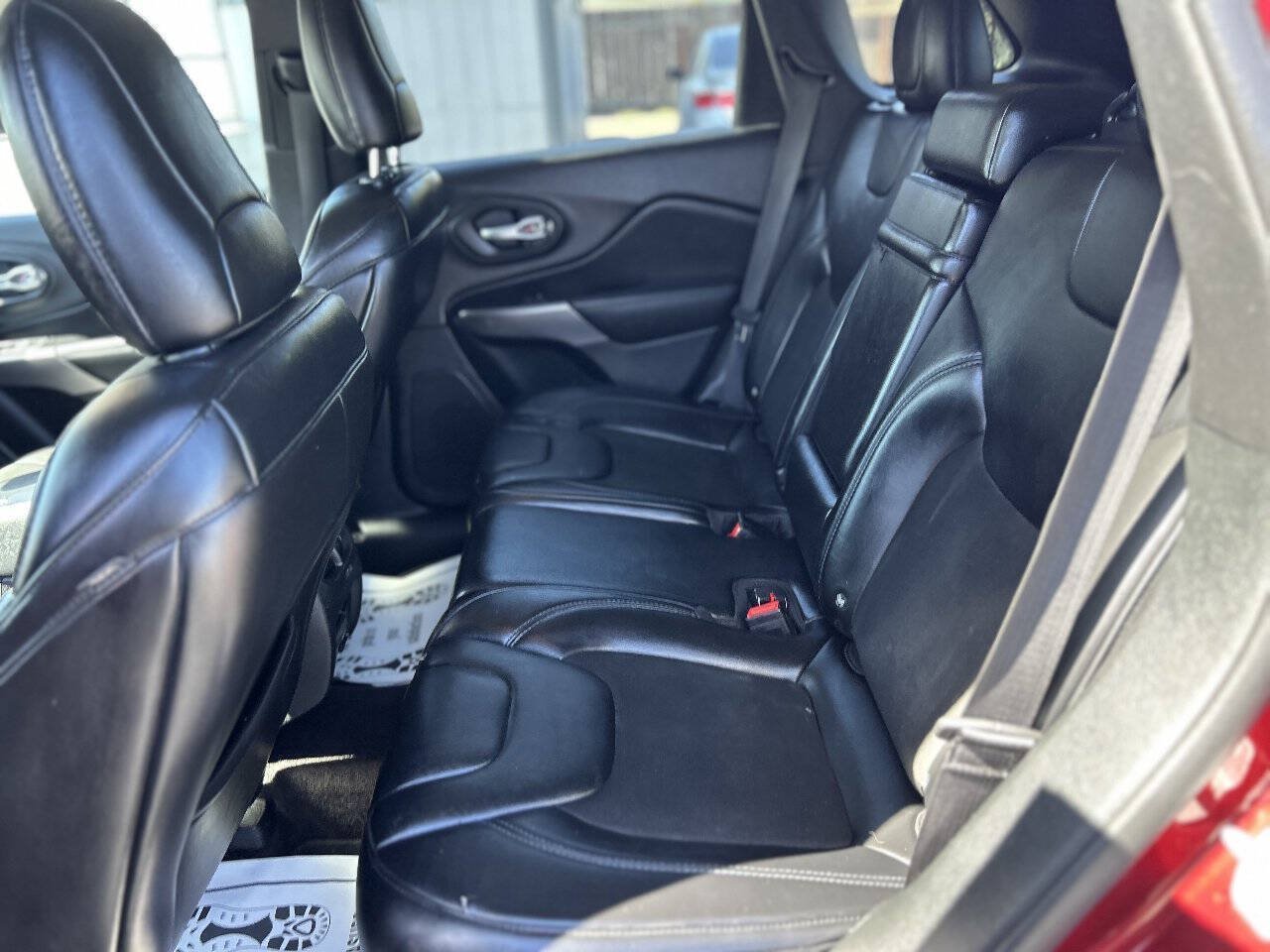 Used 2019 Jeep Cherokee Latitude Plus w/ Comfort/Convenience Group AWD/4WD image 16