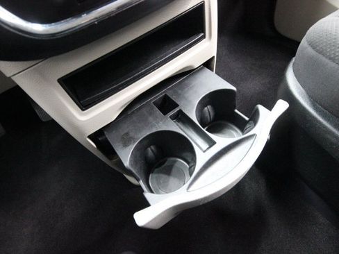 Used 2019 Dodge Grand Caravan SE w/ UConnect Hands-Free Group image 17