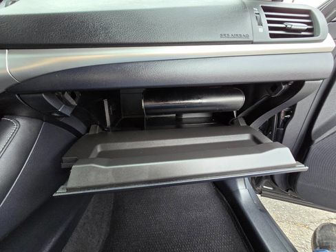 Used 2011 Lexus CT 200h Premium image 32