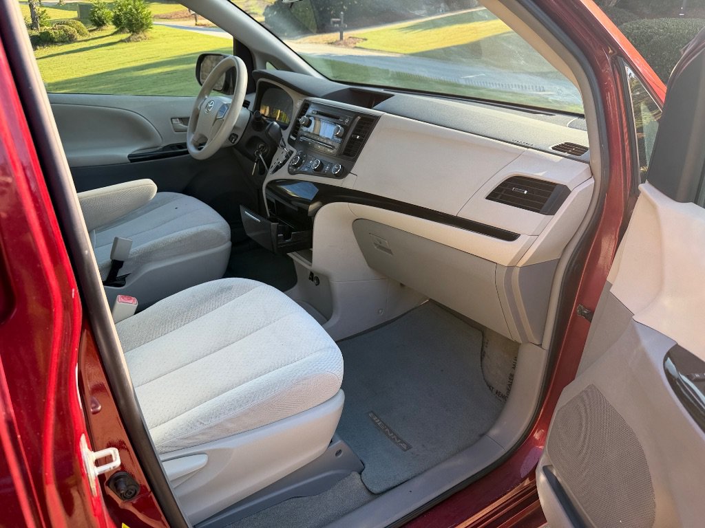 Used 2012 Toyota Sienna LE FWD image 22