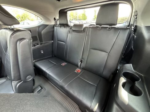 Used 2022 Toyota Highlander XLE AWD/4WD image 25