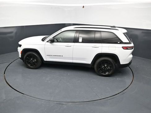 Used 2025 Jeep Grand Cherokee Altitude AWD/4WD image 37