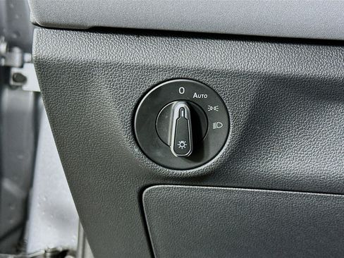 Used 2025 Volkswagen Jetta SE image 17